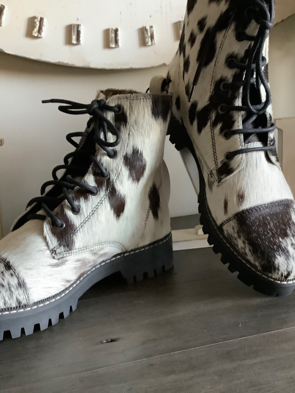 Cowhide boot - Picture 3 of 9
